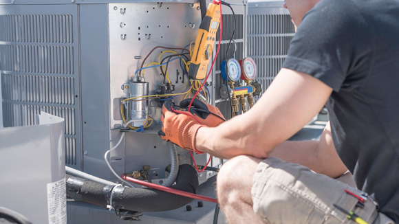 HVAC Technican working on a air conditioner in Mason, Ohio